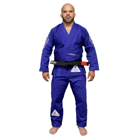 Brasilianischer Jiu-Jitsu-Kimono Blau mit Weißer Stickerei Side von Brave Art Art