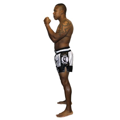 Muay-Thai Shorts Brave Art – Schwarz & Weiß | Leistung & Dynamik im St